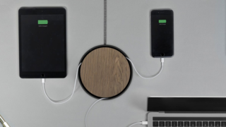 枕元でのさばるUSBケーブルを「壁」にスッキリ収納でき、ライトもつく充電器ハブ【今日のライフハックツール】