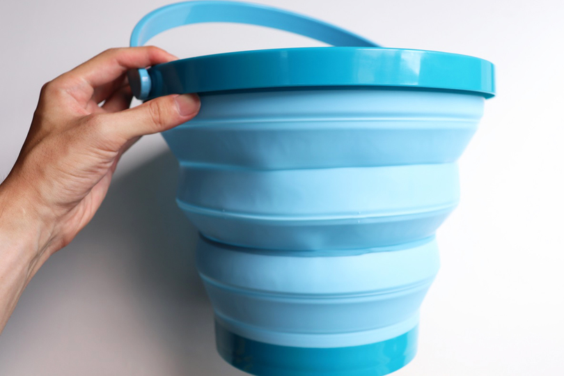 自宅でもアウトドアでもコンパクトに収納 ニトリの折りたたみバケツ ライフハッカー 日本版