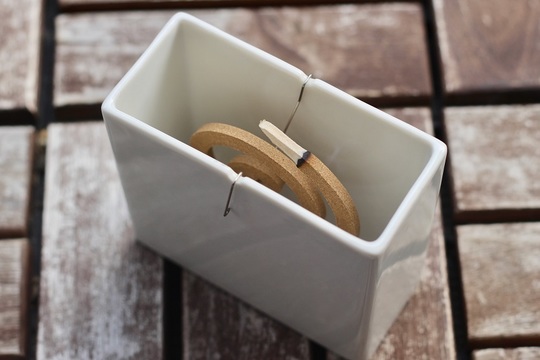 煙も臭いもなし 今年の夏は無印良品の蚊取り線香で快適に ライフハッカー 日本版