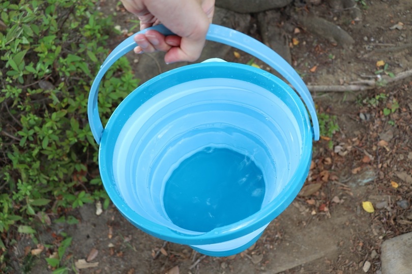 自宅でもアウトドアでもコンパクトに収納 ニトリの折りたたみバケツ ライフハッカー 日本版