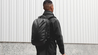 通勤中も健康を意識するアクティブ通勤派を満足させる多機能バックパック【今日のライフハックツール】