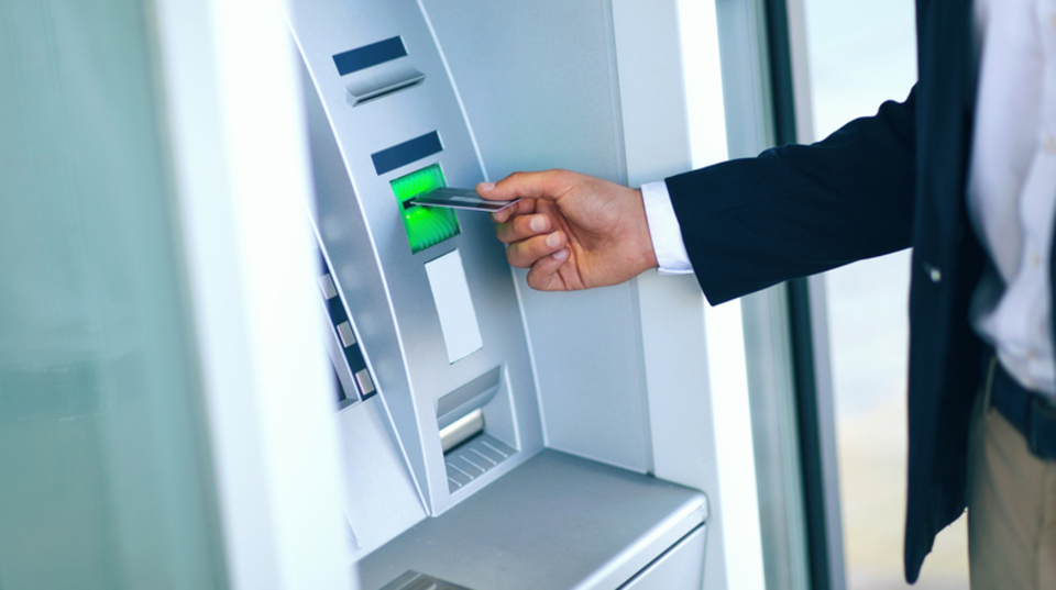 旅行を台無しにしないために。カード情報を盗み取るATMスキムの手口と対策4つ