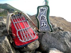 バックパックユーザーの「背中汗問題」を解決するアイテム「汗とおる君」