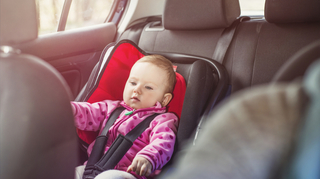 まず片足の靴を脱いで後部座席におく。幼い子どもを車内に置き去りにしない方法