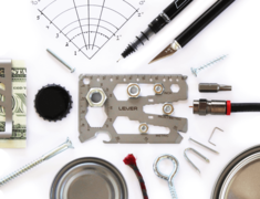 40もの機能を搭載した万能カードツール「Lever Gear Toolcard」|machi-ya weekly