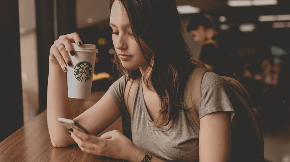 コーヒーは搭乗前に飲んだほうがいい。その理由とは?