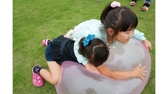 乗っても割れない特殊素材。夏のアクティビティはふわふわな「ワブルボール」で!