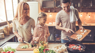食卓を囲めない家族は、遅めの時間に軽食をとろう