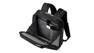 シンプルでスリム。スーツを引き立てるace.のバックパック