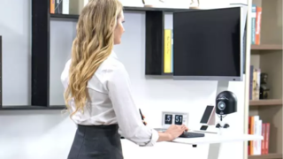 いつもの机に置くだけで、PCが上下。立ったり座ったり、気分に合わせて仕事ができる【今日のライフハックツール】