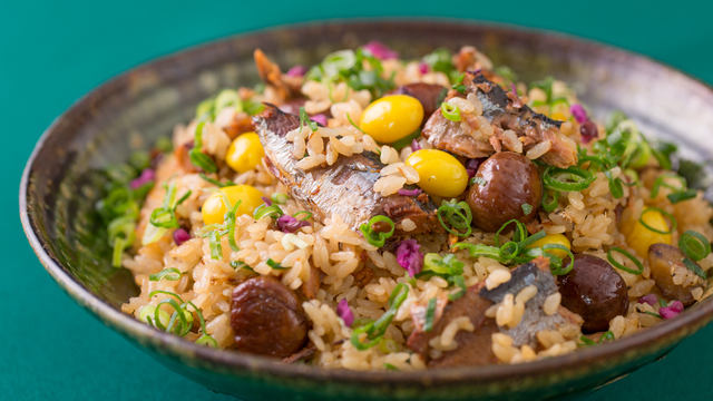 火を使わず切って炊飯器にいれるだけで豪華。秋を感じる缶詰を使った混ぜご飯