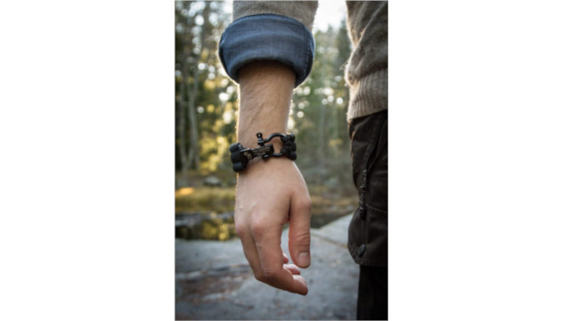 このブレスレットが、アウトドアでのピンチで必要なアレになるの？