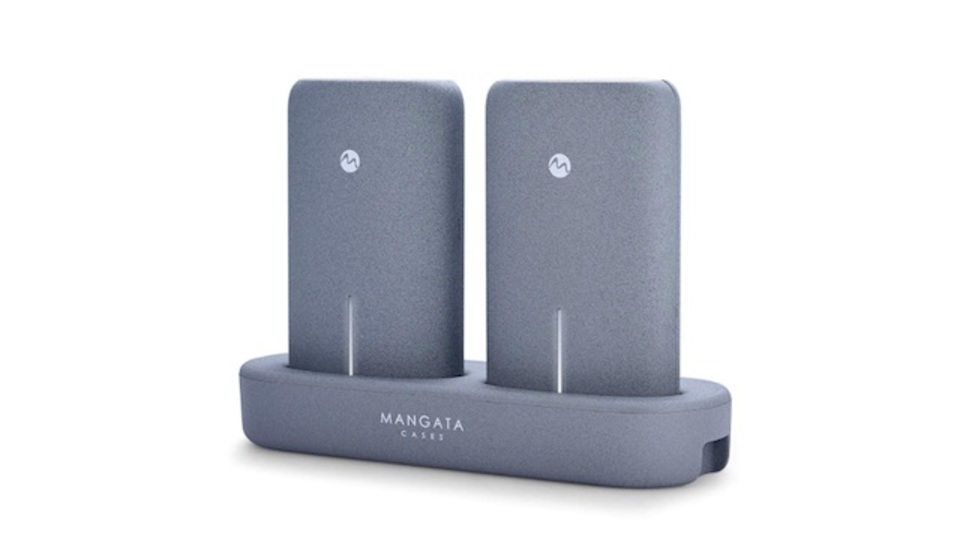 モバイルバッテリーに斬新さを感じる日がくるなんて…。差し込むだけで2台同時に充電可能でデスクに置いておきたい