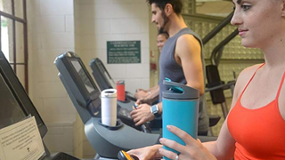 最適な水分摂取量と飲むタイミングを知らせて管理してくれるスマートボトル【今日のライフハックツール】