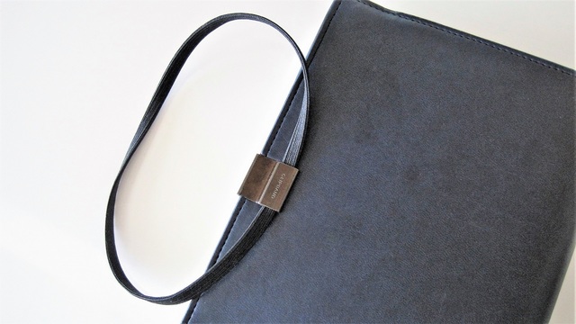 気になる手帳の開きグセ。クリップ式バンドなら紛失知らずでしっかり閉じられる【今日のライフハックツール】