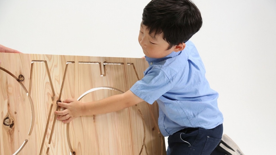 本格的な木工家具をプラモ感覚で作れる『木it(キット)』なら親子で楽しく学べそう
