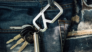 不意に鍵が外れない、ひと技効いたカラビナは栓抜きもできる【今日のライフハックツール】