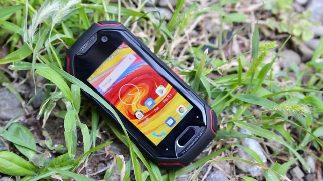 巨大化する世界に叛逆しよう。世界最小4Gタフネススマートフォン『Atom』を使ってみた