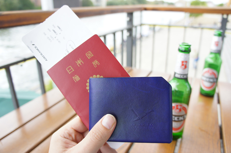 財布の中身を断捨離リセット。たった一枚の革だけでできた「Origami Wallet」を使ってみた