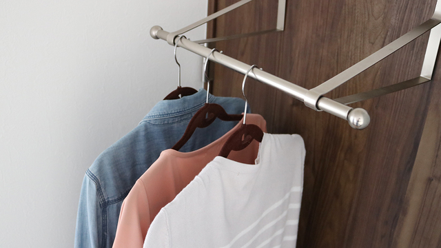 ニトリのドアハンガーロッドが秋服でパンパンの収納をお助けします ライフハッカー 日本版