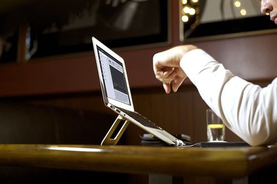 バッグに入るコンパクトで軽いPCスタンド。外出先でも快適な姿勢と仕事環境をキープ【今日のライフハックツール】