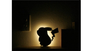 見て！あんなところにピカチュウが！ ポケモンが浮かび上がるキャワワなウォールライト