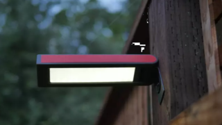 スマホの充電だけでなく700時間使えるランタンも搭載、ソーラーチャージ式モバイルバッテリー【今日のライフハックツール】