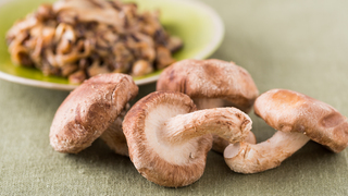 もう箸が止まらない! サッと作れておつまみに最適な「しいたけ」レシピ2種