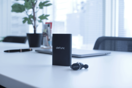 モバイルバッテリーと融合した北欧デザインのワイヤレスイヤホン「TRUE」