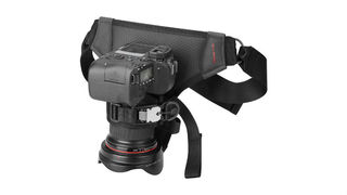 体にぴったりと密着。カメラの持ち運びが楽になるHAKUBAの｢カメラ用ホルスター｣