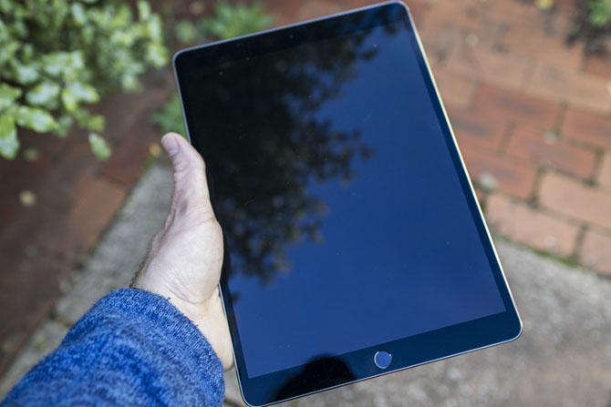 ipad_pro_105_hand