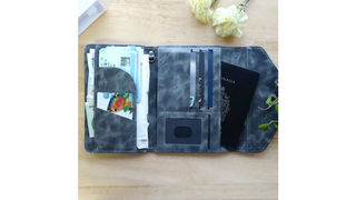 お金やペンもパスポートも。必要なものをひとまとめにできる｢パスポートウォレット｣