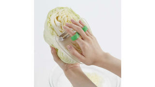 細くふわふわの千切りができる「手のひらキャベツピーラー」