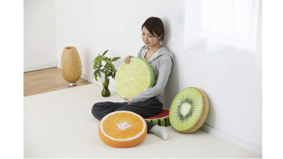 抱きしめたら果汁が出そう!?なコレを、お部屋のアクセントにいかが?