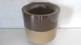 置き場がないならドアに「貼る」。つけるだけのコンパクト傘ホルダー