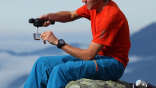 どこでもコーヒータイムを。電気不要、ハンディサイズで本格抽出できるエスプレッソマシーン【今日のライフハックツール】