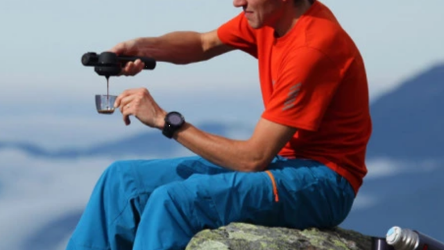 どこでもコーヒータイムを。電気不要、ハンディサイズで本格抽出できるエスプレッソマシーン【今日のライフハックツール】