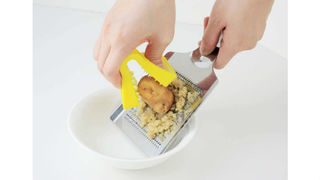 料理中のヒヤッとを軽減してくれるキッチンツール「指楽トング」