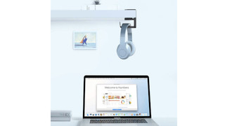 デッドスペースを使ってスッキリ収納。ヘッドフォンの定位置がキマった！