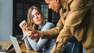 時間泥棒なワーカーホリック上司から、自分の時間を取り戻す会話戦略2つ