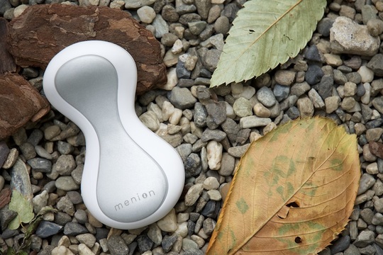 【読者限定20%オフセールを開催！】電源オンですぐに温まる。目元ケアデバイス｢メニオン｣で癒しのひと時を