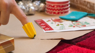 指1本で一閃！ 直観的かつ安全に開封、切り抜きができる「指サック型」カッター【今日のライフハックツール】