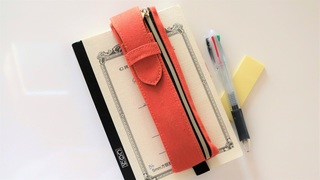 ペンがスッと出せて落ちにくい。ペンケース付きバンドで手帳まわりの文具の携帯が楽に【今日のライフハックツール】