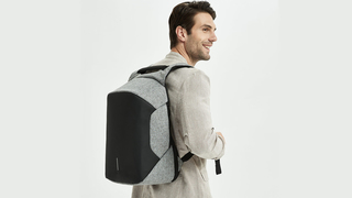 複数の隠し要素で「中身が守られている」安心感。どこにでも持ち歩きたいバックパック【今日のライフハックツール】