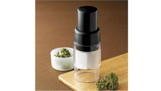 手もまな板も汚れない！ みじん切りなら、電源いらずのコレにお任せ〜