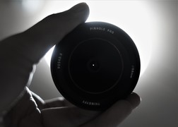 レンズを変えるだけで味のある写真に。手持ちの一眼やミラーレスカメラを変える｢Pinhole Pro｣