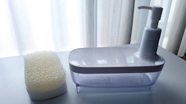 ニトリで発見。ボトルがトレーでひと手間省けるディスペンサー