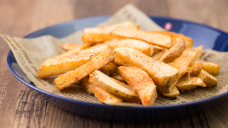 フライパンで作れ、時間がたってもカリカリ。黒コショウがきいてお酒がすすむ｢フライドポテト｣
