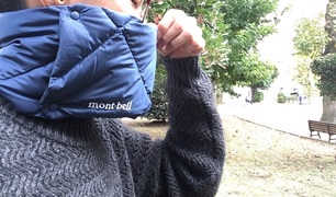 ダウン封入。モンベルのネックウォーマーが冬の首元を温めてくれる