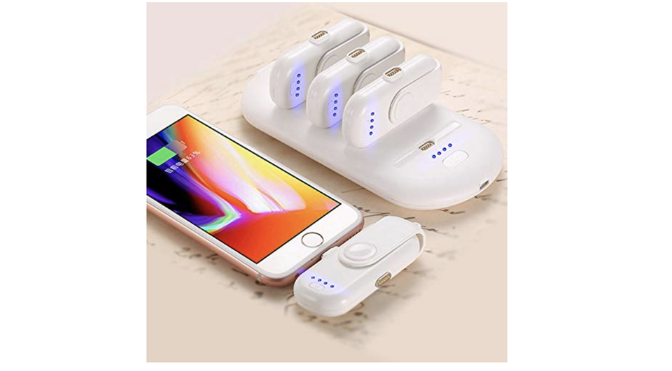 みんなでシェアしよっ。4台の充電器を同時チャージできる複数端子対応のモバイルバッテリー